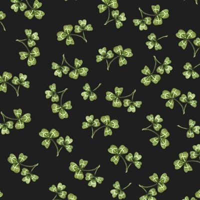 Листочки клевера на черном