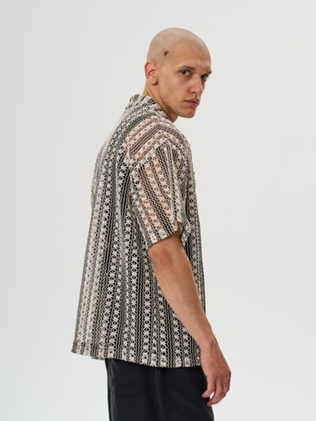 Серая рубашка с вязкой кроше