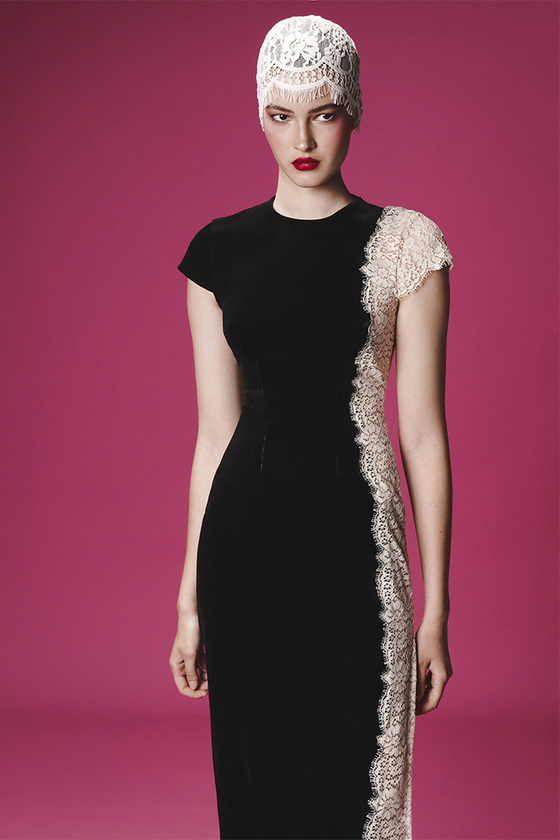 Платье миди из бархата и кружева с боковым разрезом