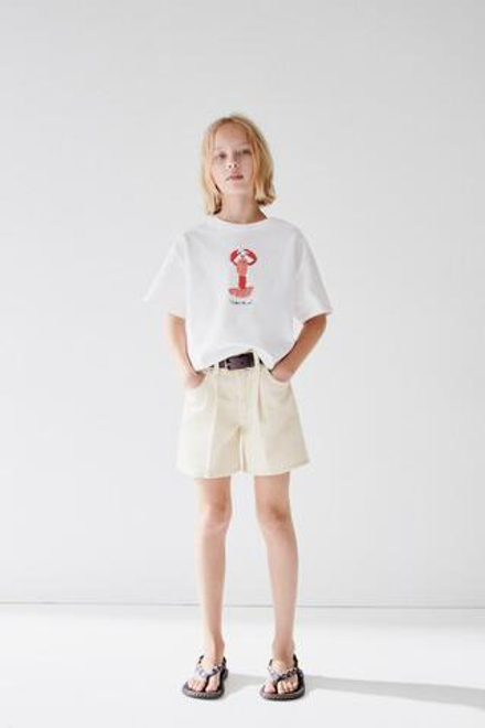 ZARA ФУТБОЛКА С ПРИНТОМ И ВЫШИТОЙ НАДПИСЬЮ, БЕЛЫЙ