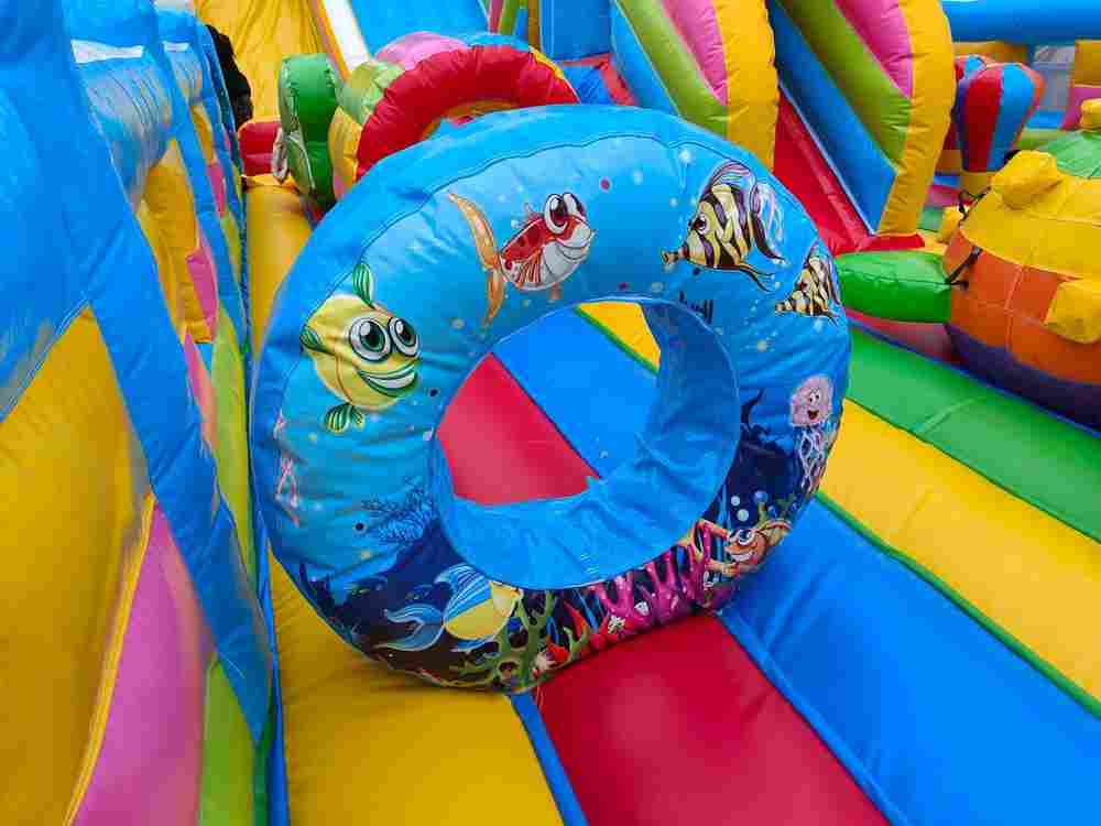 Надувной батут с горкой "Акула" 17х7х7 м без скалодрома 2