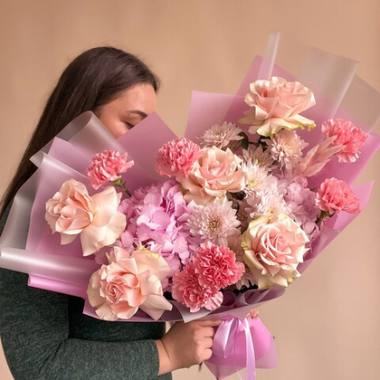 Розовый букет L с французской розой, гортензией,хризантемой