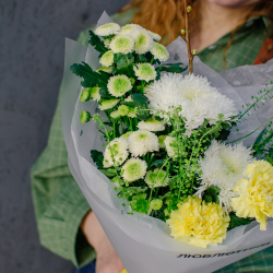 134. Суперстойкий букет в весенних оттенках с ветками вишни