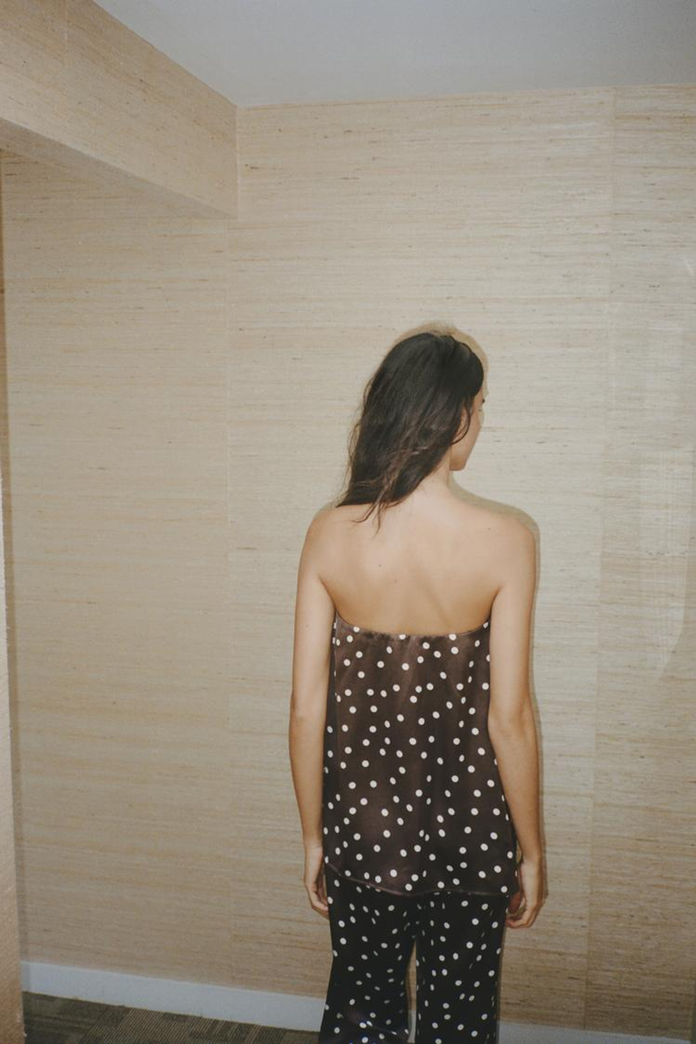 ZARA АТЛАСНЫЙ ТОП БЕЗ БРЕТЕЛЕЙ, КОРИЧНЕВЫЙ/ЭКРЮ