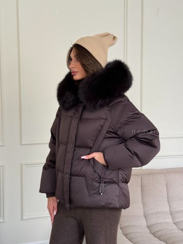 Короткий шоколадный пуховик с мехом лисы