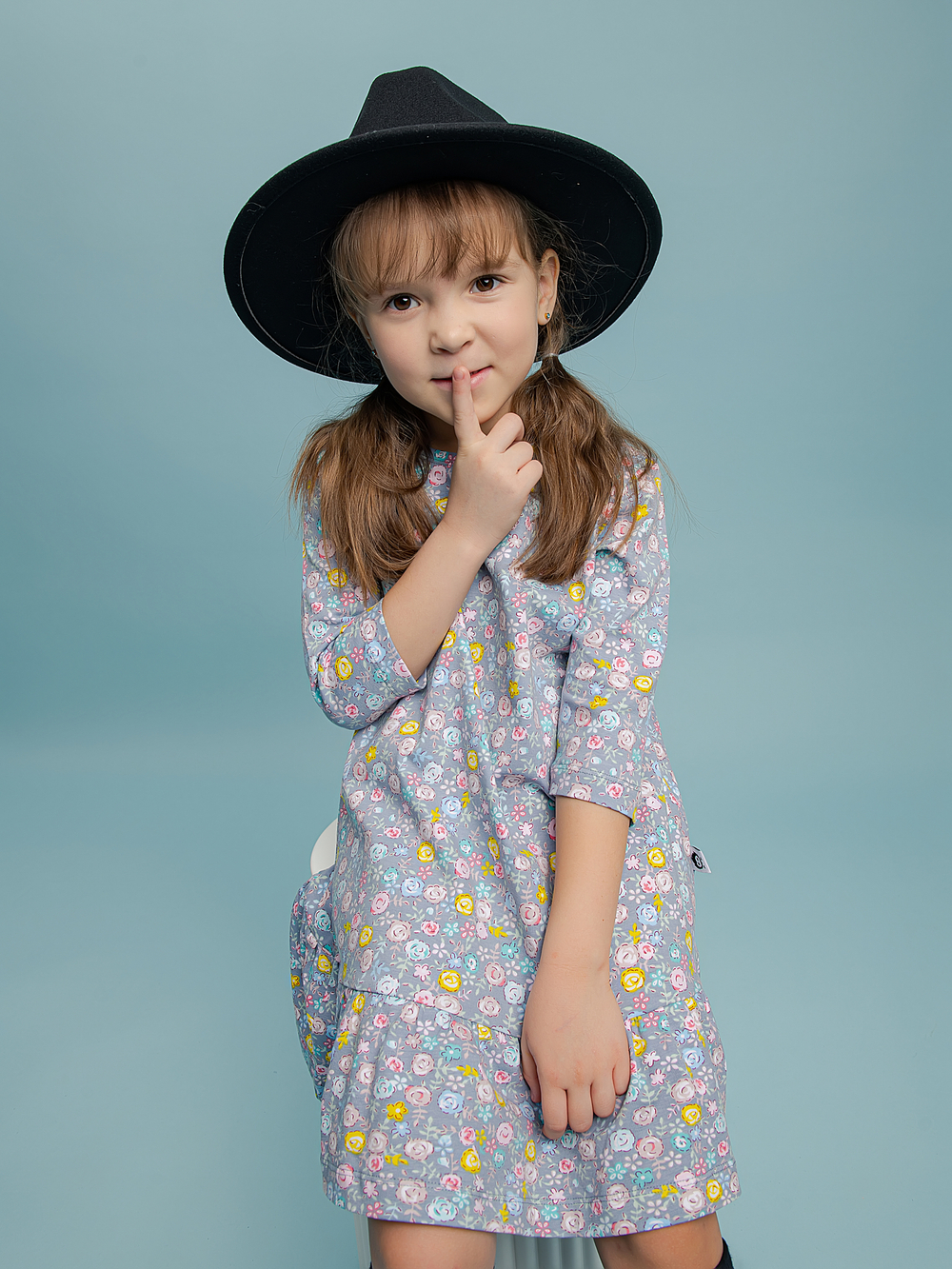 Платье с воланом "Розы на сером"