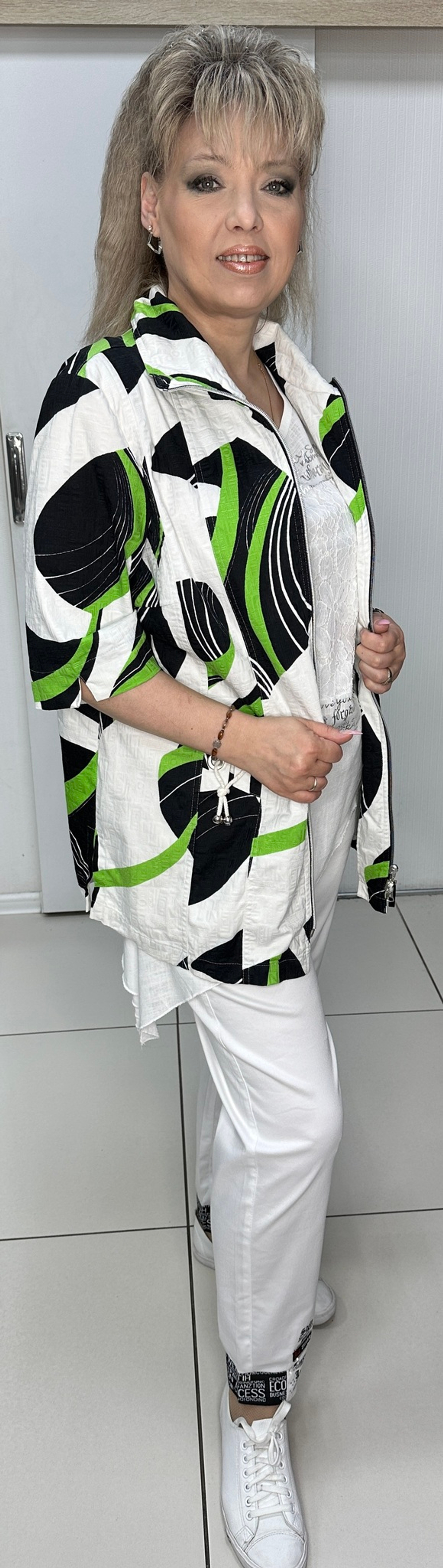 Хлопковый жакет в белом цвете с черным и зеленым принтом