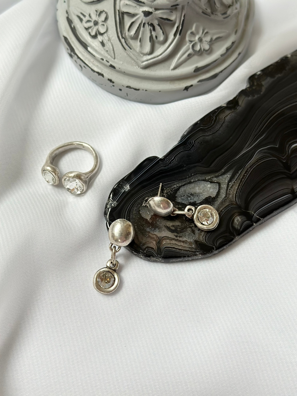 Кольцо несмыкаемое с двумя прозрачными кристаллами Swarovski, Турция