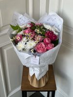 Букет сборный с кустовыми пионовидными розами,хризантемой и ромашкой