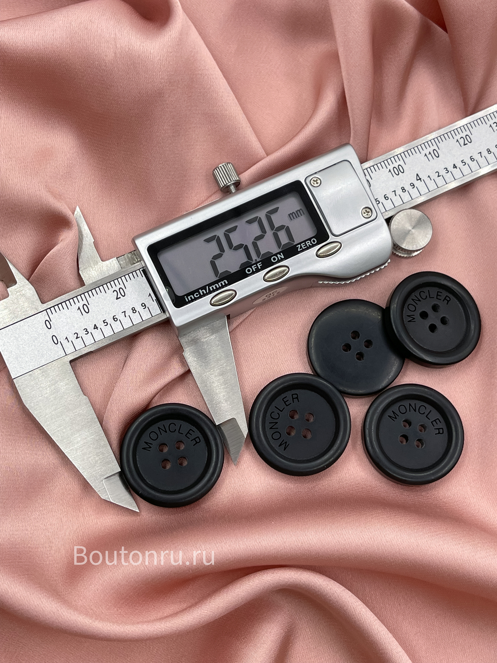 Пуговицы Монкл. черные на прокол