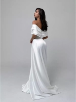 Свадебное платье с бантом и открытыми плечами