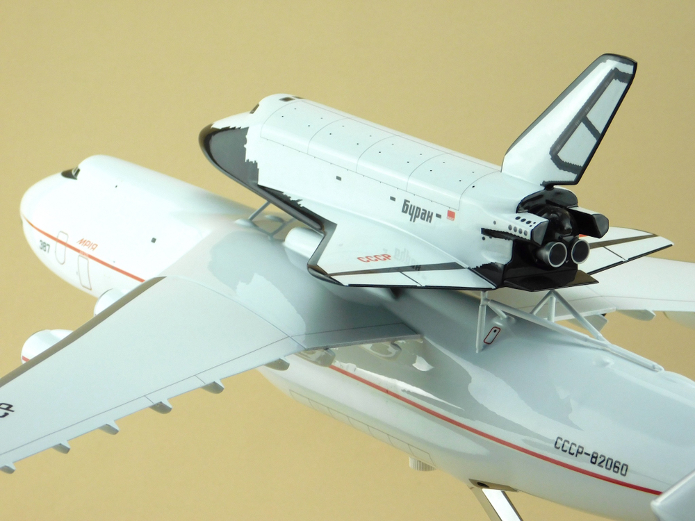 Модель самолета Ан-225 (М1:144, "МРIЯ" с Бураном, СССР-82060)