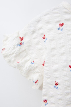 ZARA ФУТБОЛКА ИЗ РЕЛЬЕФНОЙ ТКАНИ С ЦВЕТОЧНЫМ ПРИНТОМ, ЖЕЛТОВАТО-БЕЛЫЙ