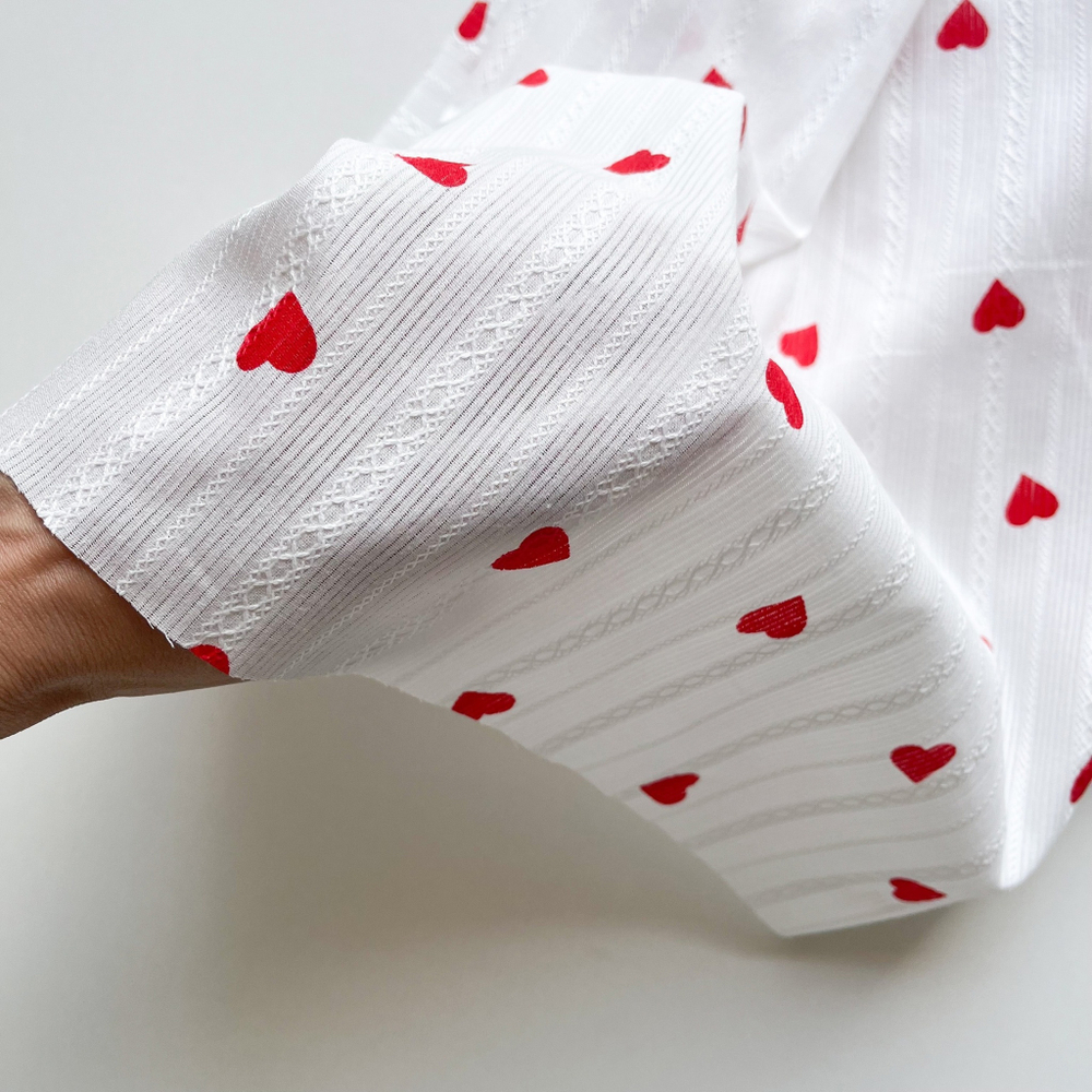 Фактурный хлопок Крупные сердечки на молочном фоне