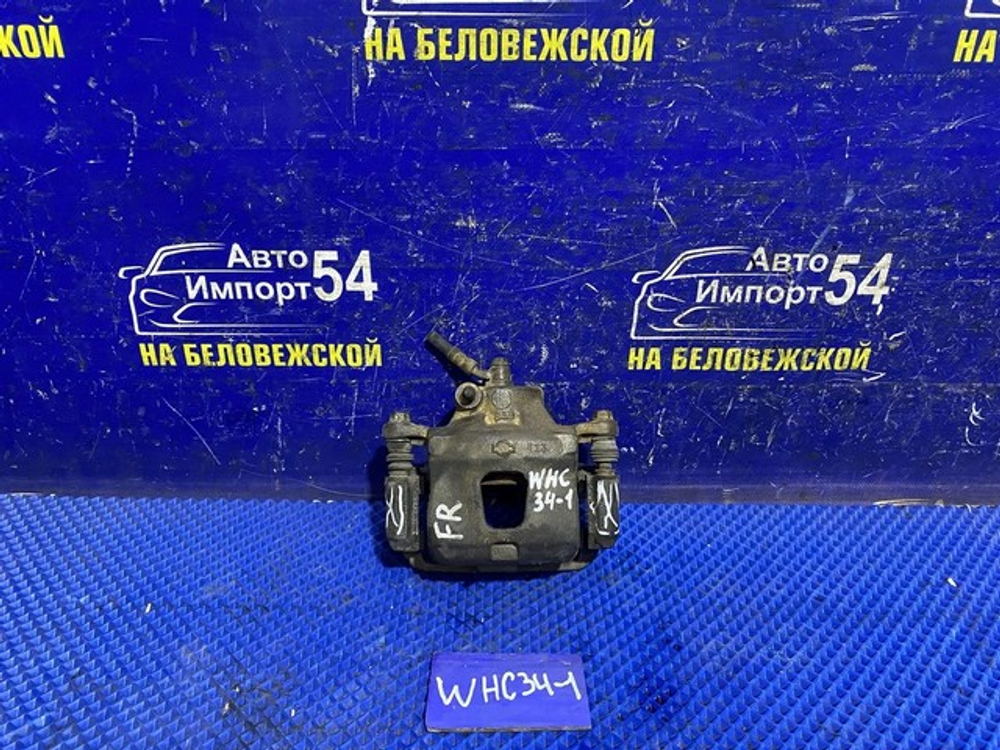Суппорт тормозной передний правый NISSAN STAGEA 1996-1998