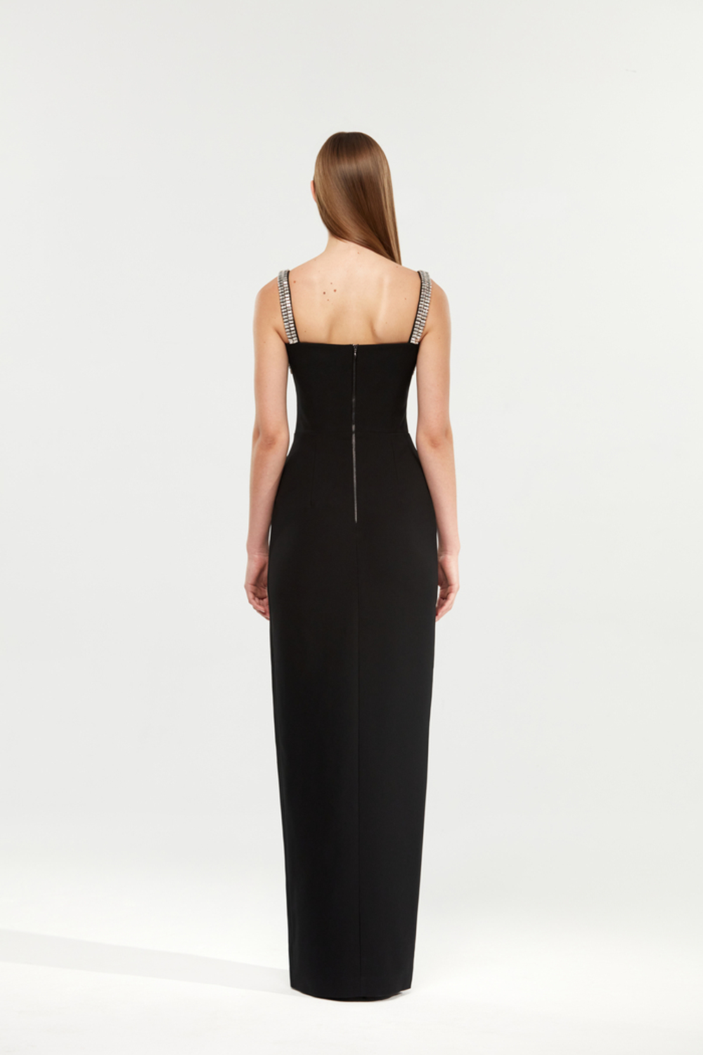 Платье макси из крепа с отделкой из кристаллов с разрезом