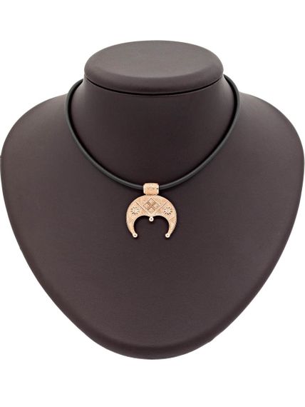 Подробное фото подвески лунница Макошь из серебра с позолотой на постаменте.