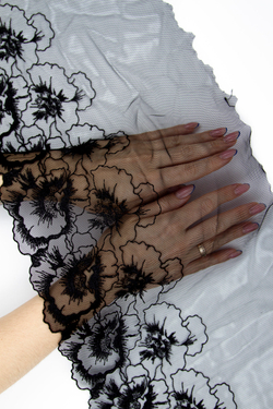 Вышивка на сетке чёрная (правая и левая сторона)