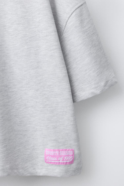 ZARA ФУТБОЛКА В СТИЛЕ ПРЕППИ С НАДПИСЬЮ, СЕРЫЙ МЕЛАНЖ