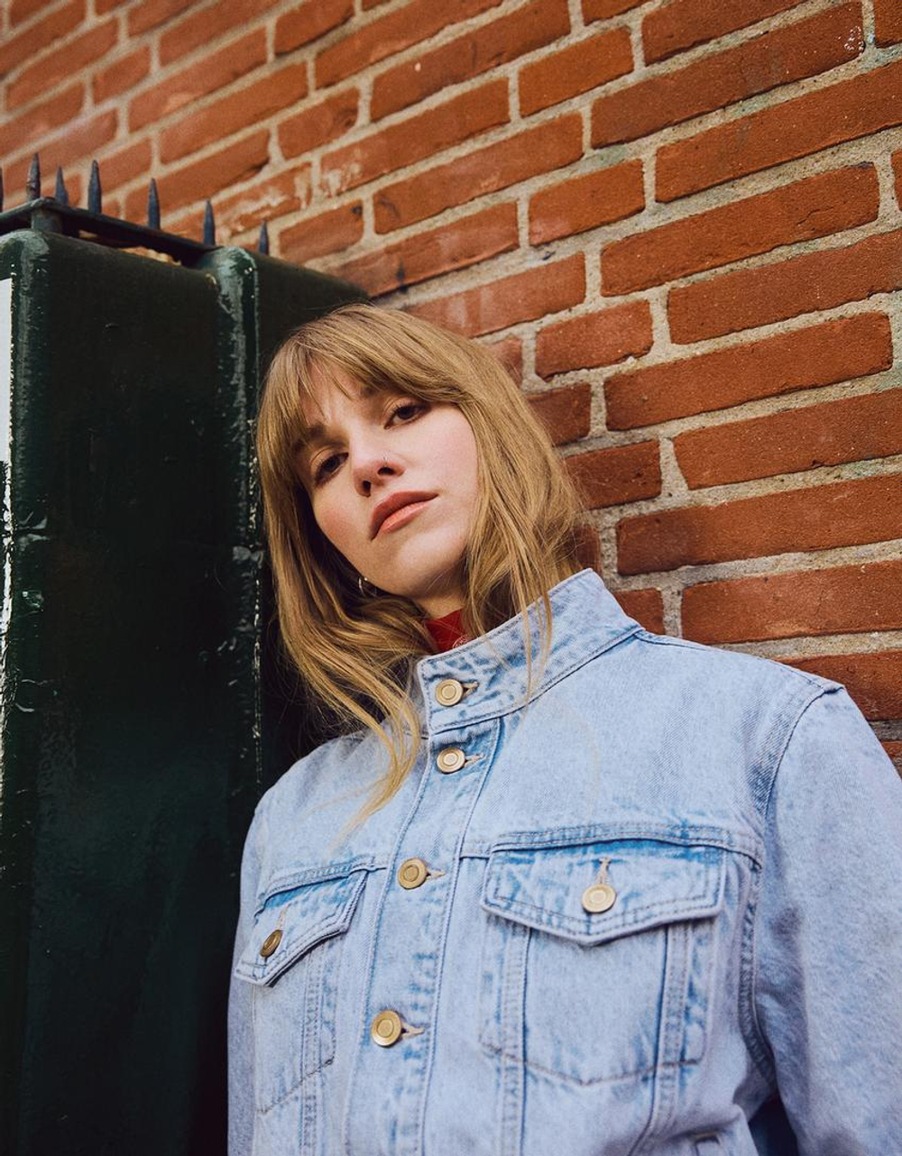 BERSHKA Джинсовая куртка, светло-голубой