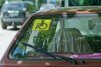 В Госдуме ведется обсуждение законопроекта, направленного на запрет эвакуации автомобилей, у которых установлен знак "Инвалид".