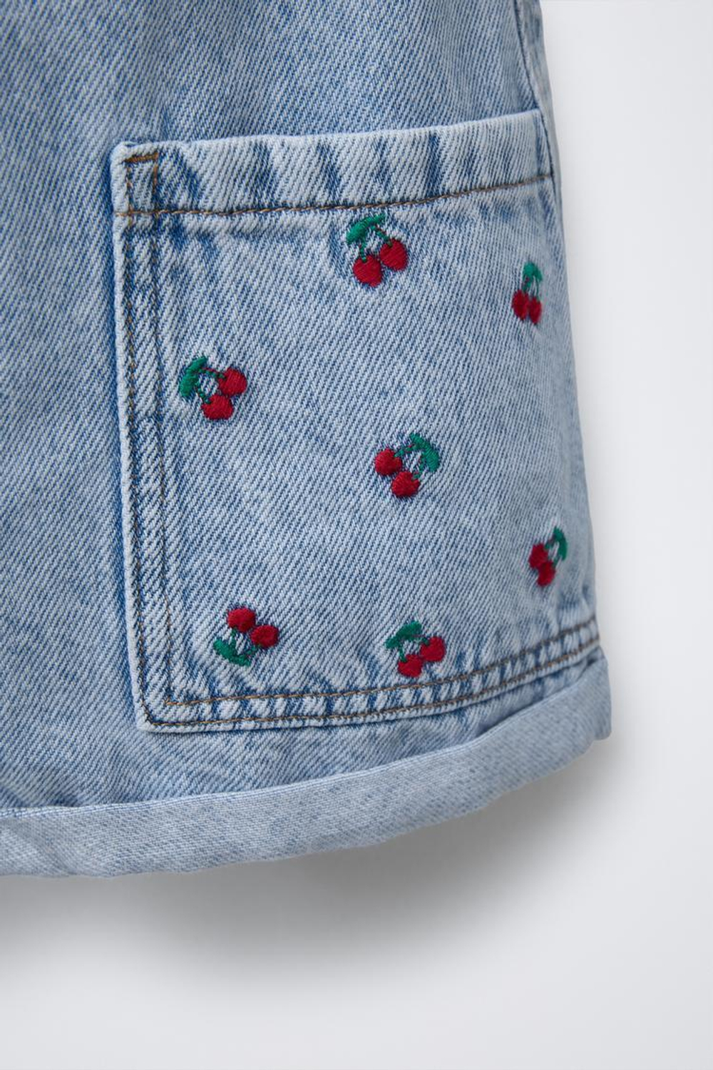 ZARA ДЖИНСОВЫЙ КОМБИНЕЗОН С ВЫШИВКОЙ «ВИШНЯ», ГОЛУБОЙ