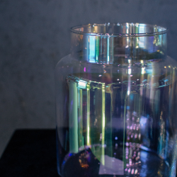 6. Широкая прозрачная ваза с бензиновым блеском