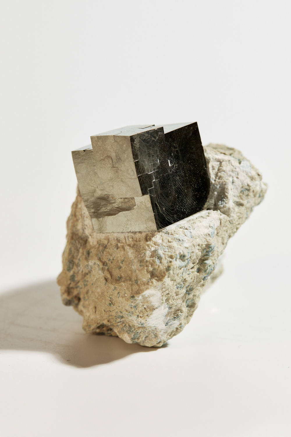 Пирит на породе L