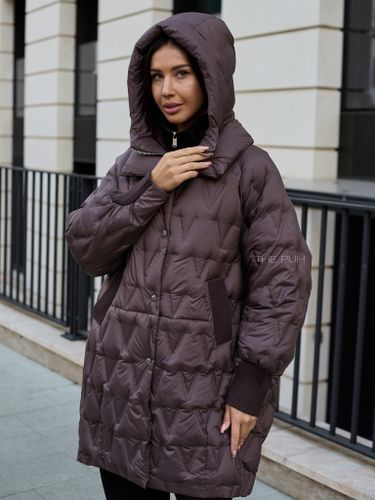 Шоколадный удлиненный пуховик с манишкой-капюшоном