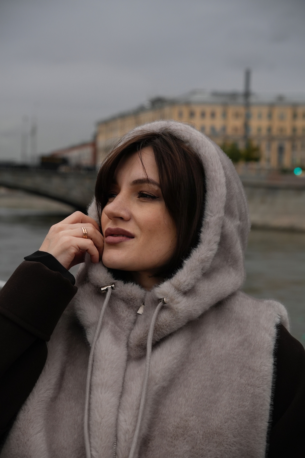 Меховой манишон 2в1 серый жемчуг