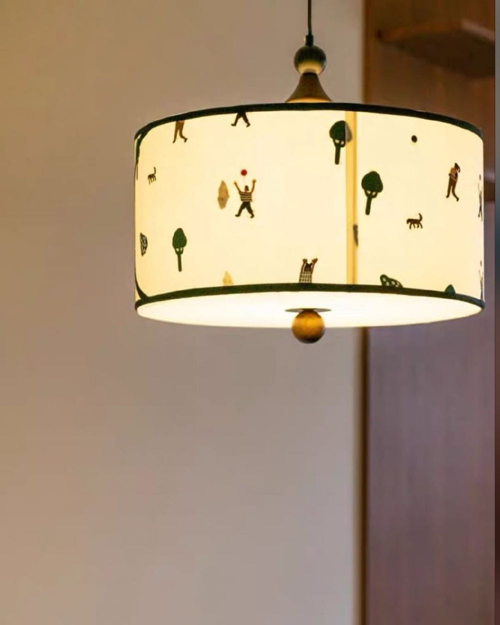 Стильные настенные светильники с деревянным основанием и мягким текстильным абажуром.