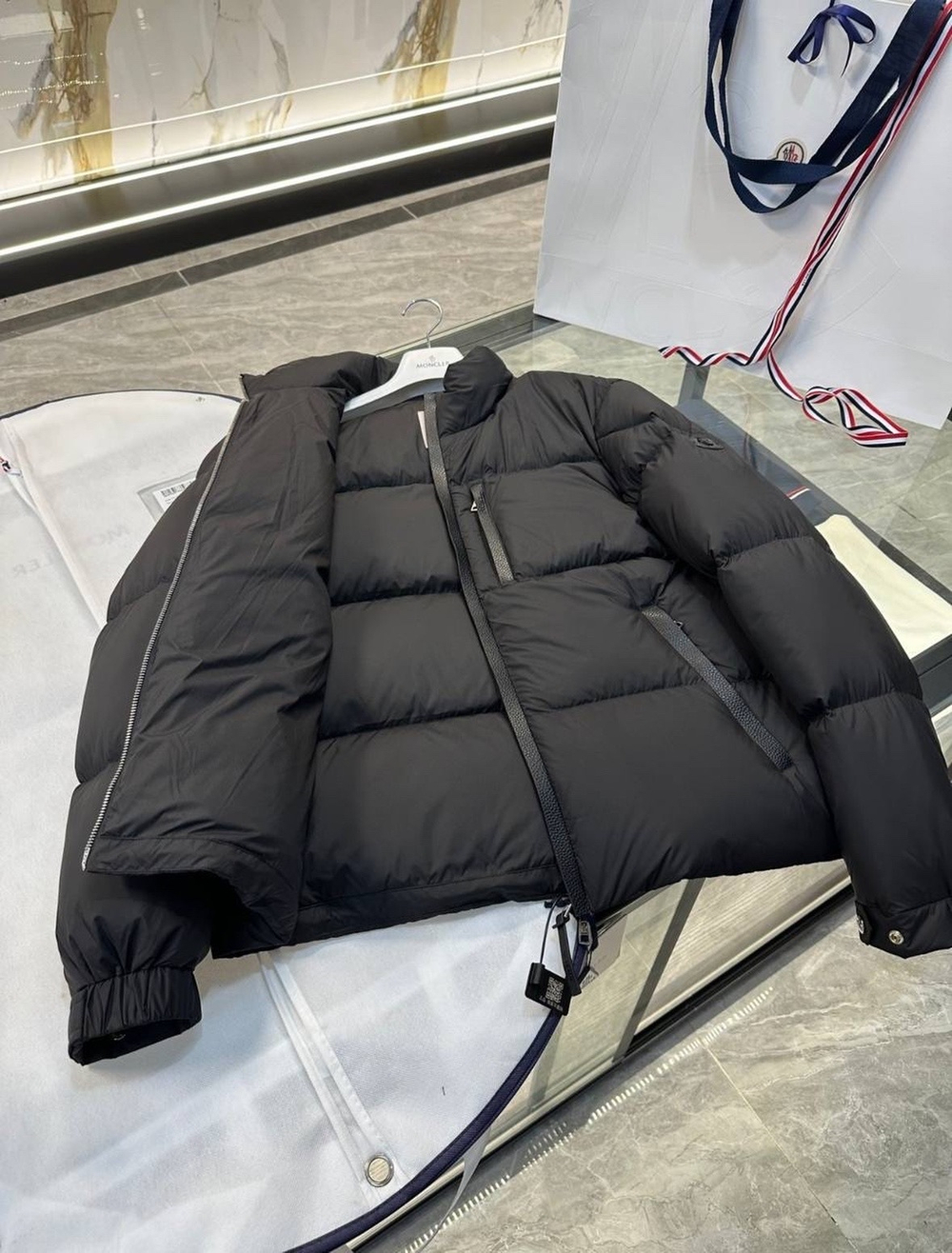 Пуховик Moncler