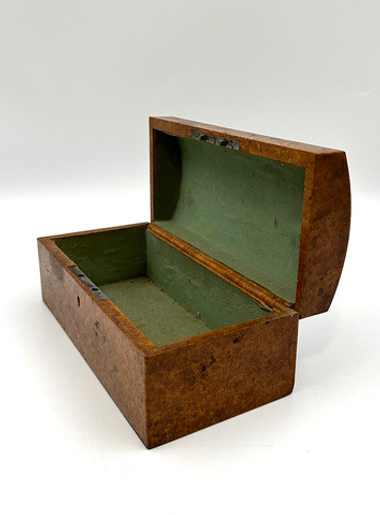 Шкатулка довоенная деревянная. СССР.  Первая половина XX в. Кап, столярная работа, ткань20,5×8×9 см;