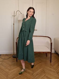 Платье с воротником стойкой