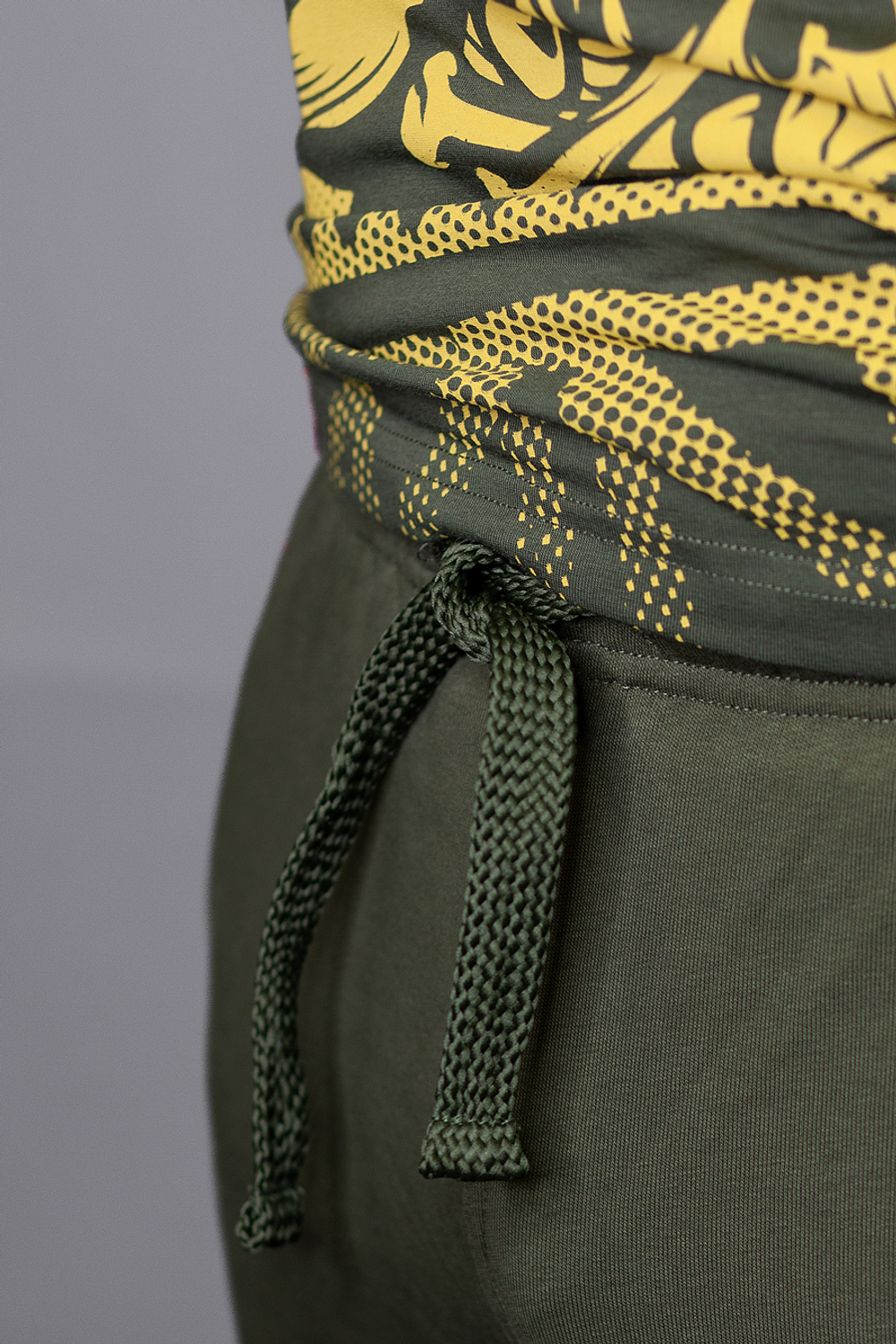 Спорт-брюки Варгградъ мужские хаки жёлтые «Солнце за нас-2» без начёса