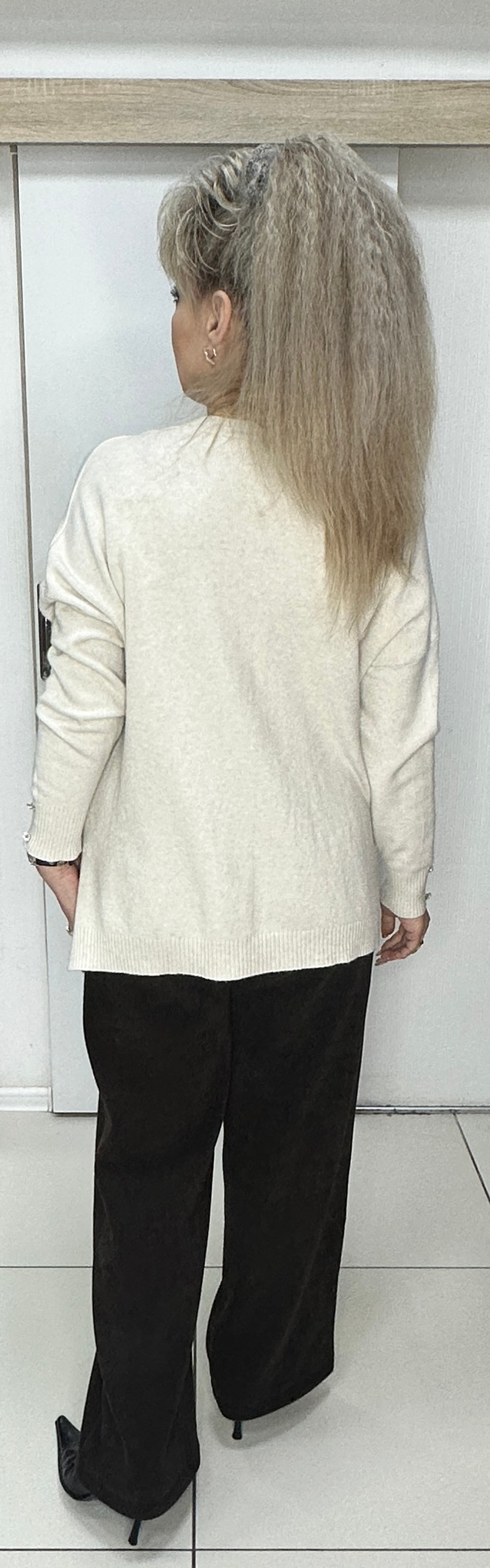 Бежевый джемпер с разрезами по бокам