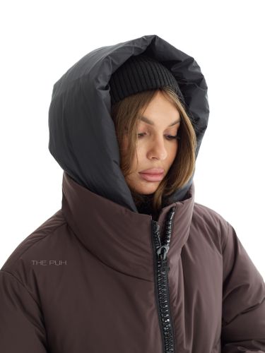 Шоколадный пуховик с акцентной молнией