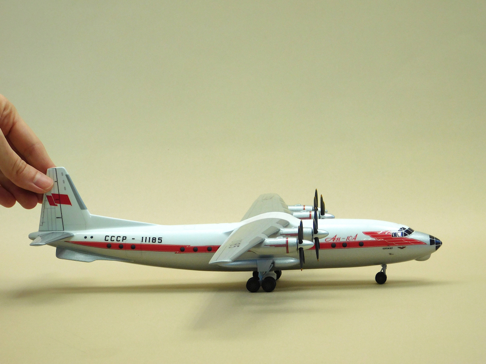 Модель самолета Ан-10А (М1:100, Аэрофлот СССР-11185) с шасси
