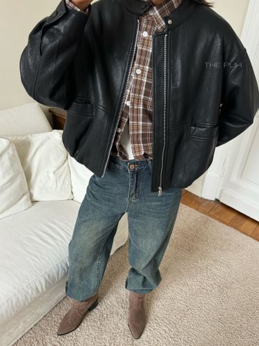 Черная куртка-бомбер из эко-кожи