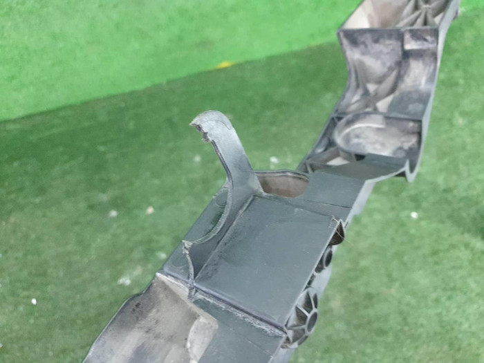 Кронштейн решетки радиатора Mercedes E W212 (2009-2016)