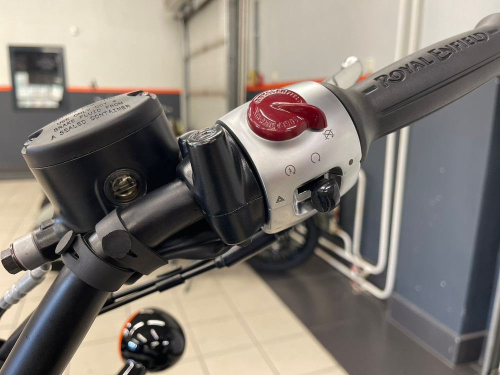 Royal Enfield 650 Super Meteor (Astral Black)