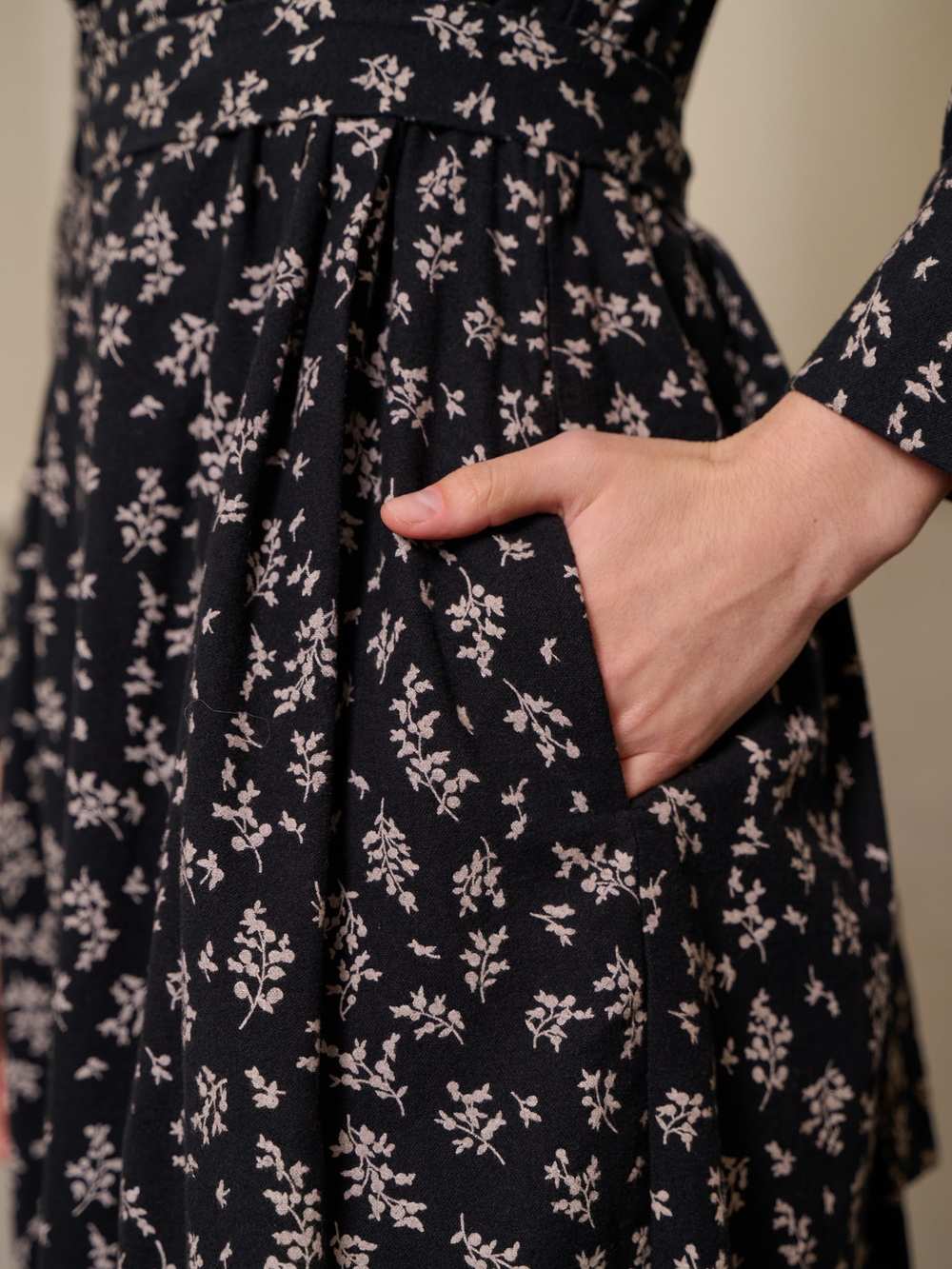 Платье с кружевным воротником