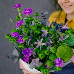 162. Сочный весенний букет в зеленой гамме с фиолетовыми акцентами