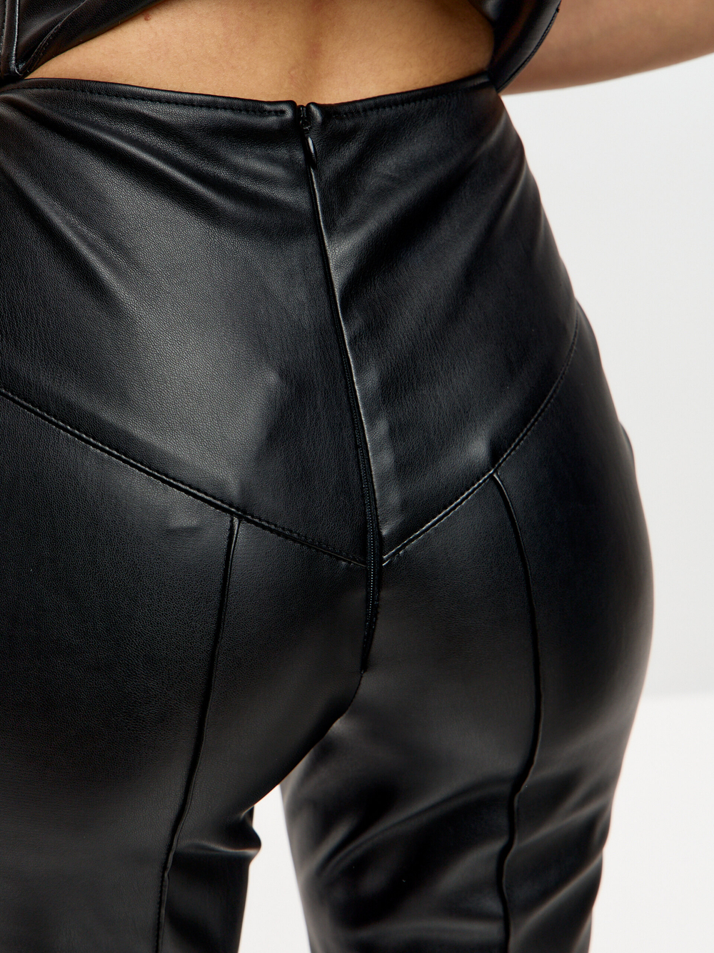 Брюки клеш из искусственной кожи KISS