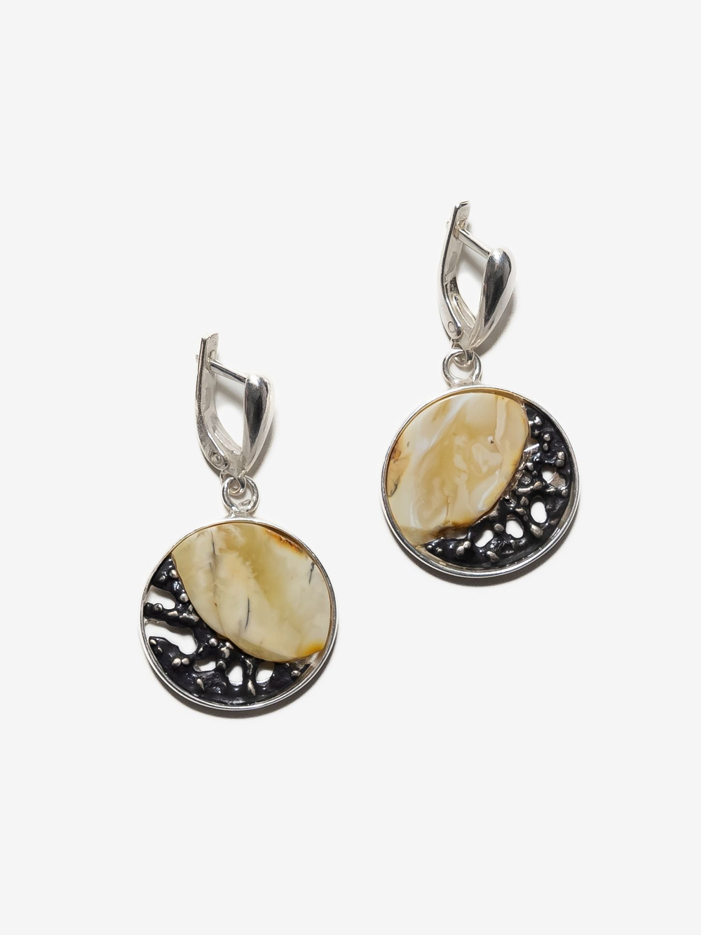 Уникальные серебряные серьги с цельным пейзажным янтарем, серебро 925 пробы