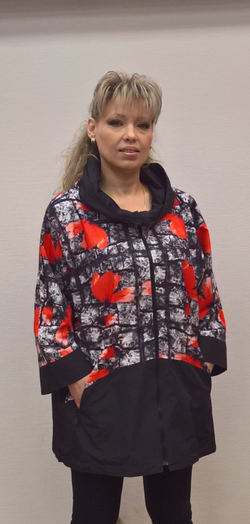 Черная куртка с принтом в виде красных маков