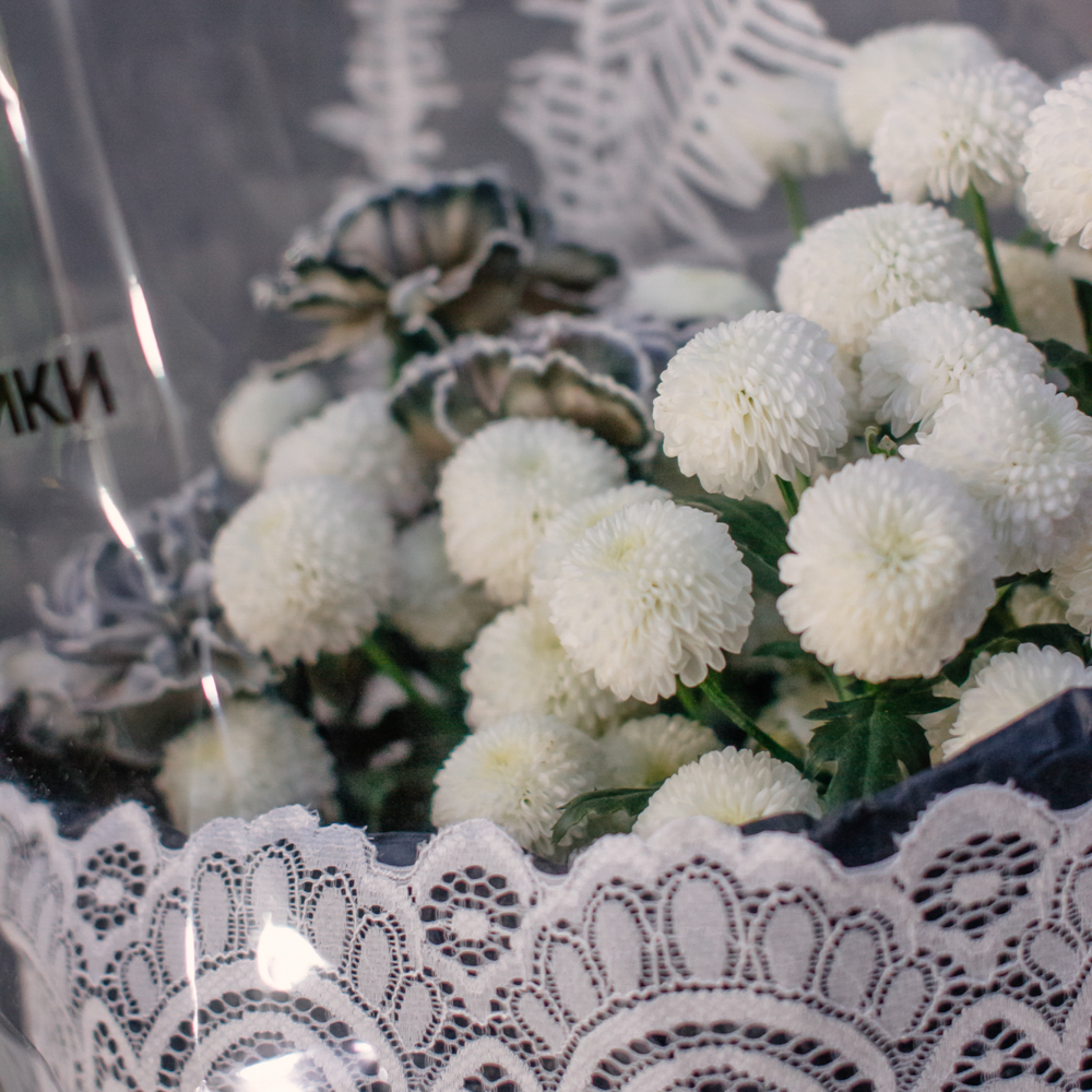 115. Кружевной черно-белый букет