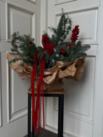 Композиция из хвои с заснеженными ветками, лентами и шарами