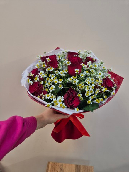 Букет из красной розы с танацетумом в бархатном платье