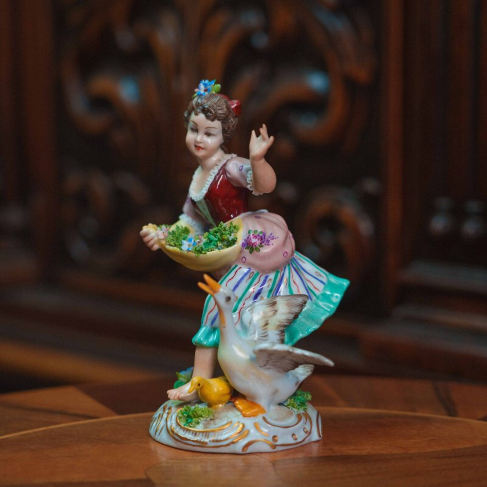 Фарфоровая статуэтка «Девушка с гусем»